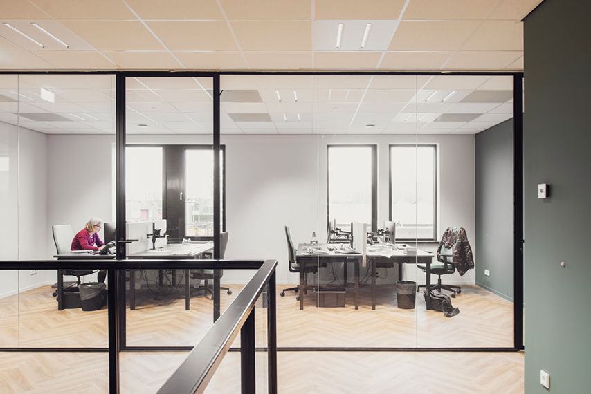 Volglazen wand met scharnierdeur