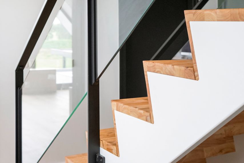 Houten trap met staal-glas balustrade