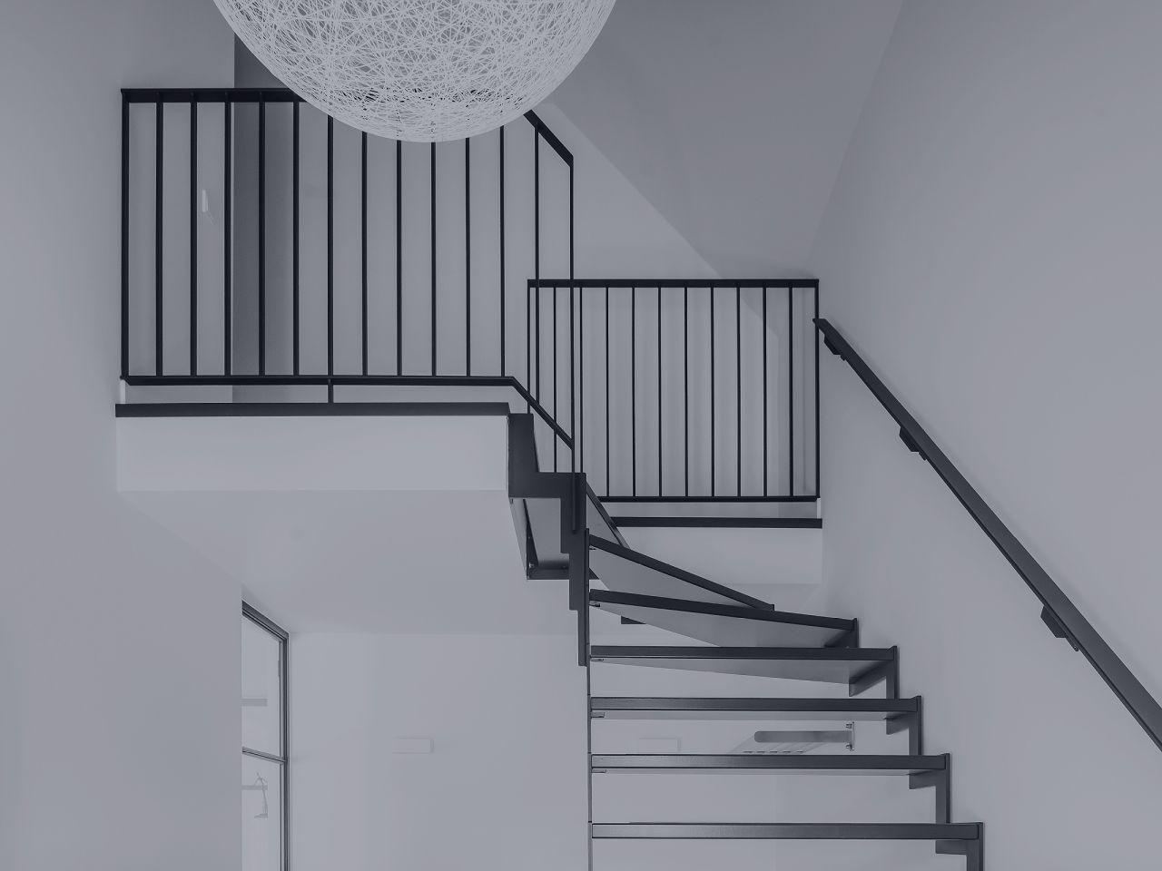 Stalen trap met spijlenbalustrade