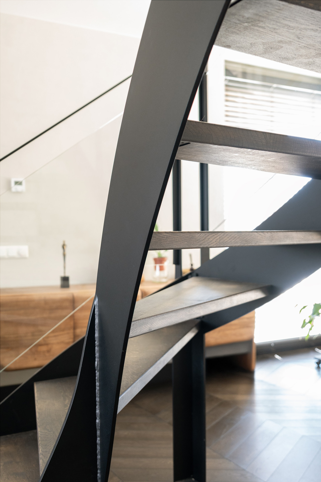 Stalen trap met houten treden