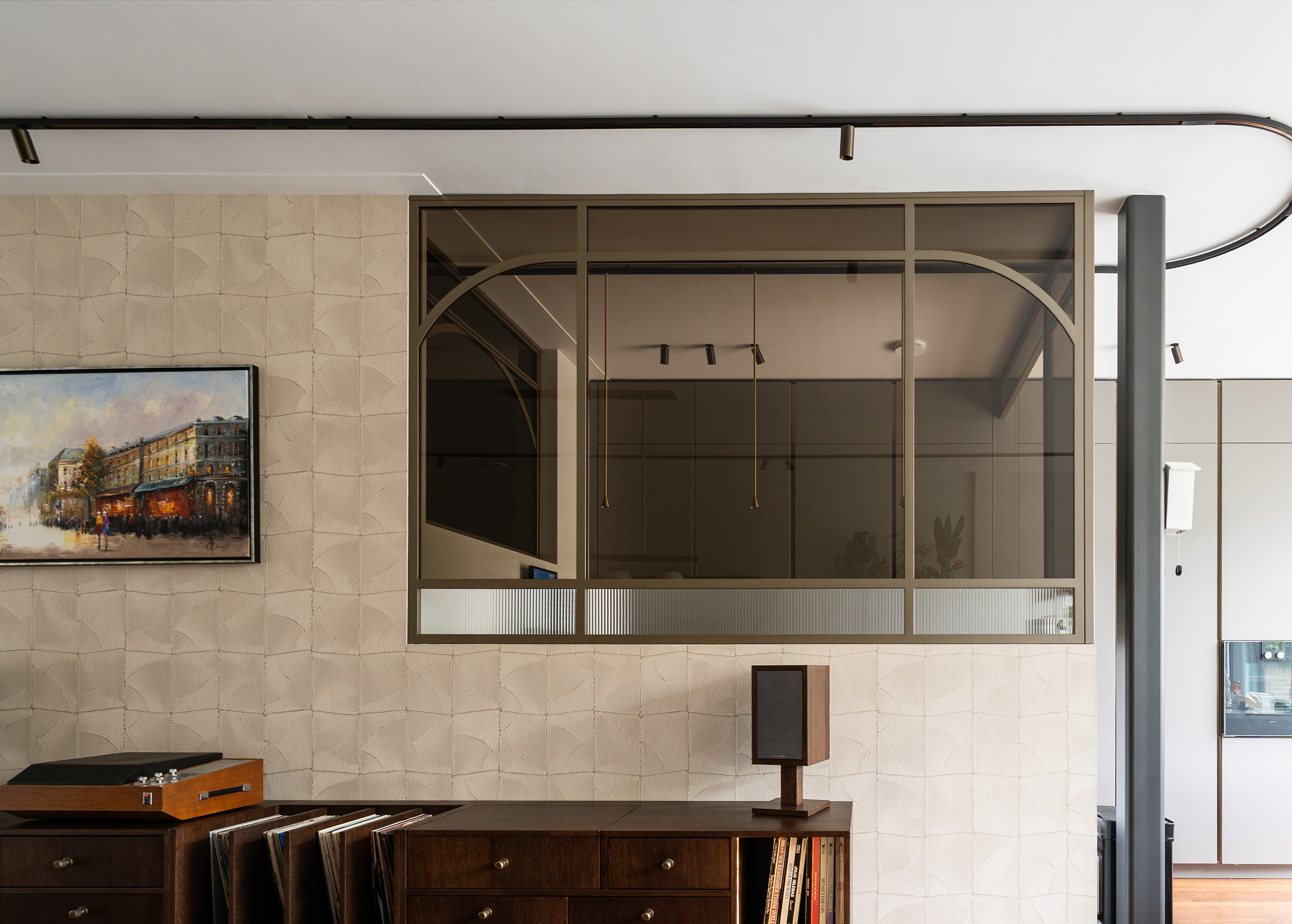Stalen wand met getoogde roede